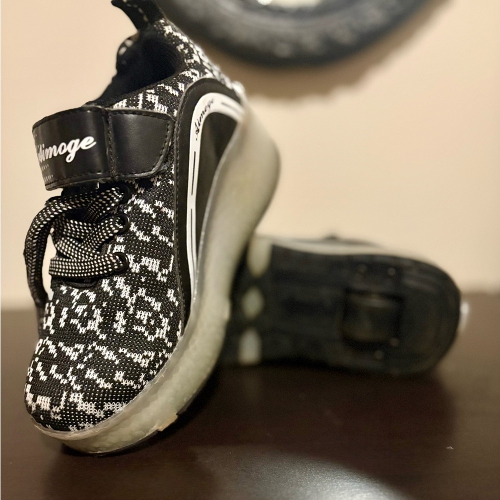 Heelies Kids Roller Sneakers .